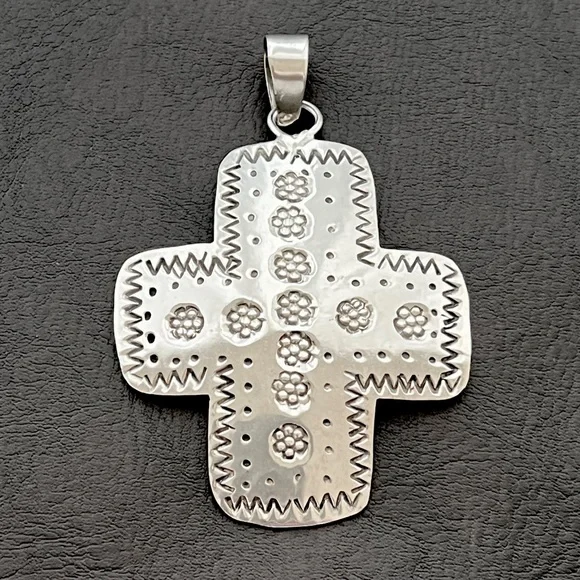 🟦SALE🟦 Vintage Taxco Mexico Large Sterling silver hand stamped cross pendant - Picture 5 of 10